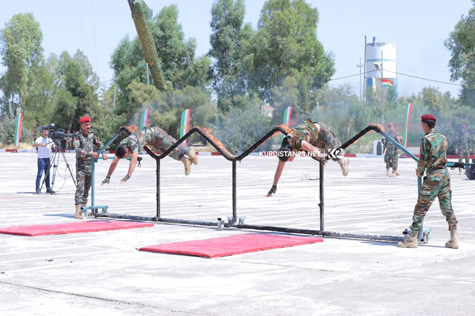 FOTO - Eğitim devresini tamamlayan Peşmergelerden gösteri